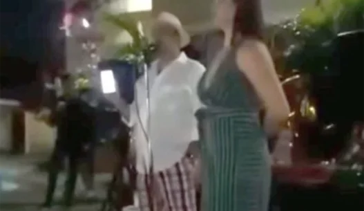 scopre che la moglie lo tradisce