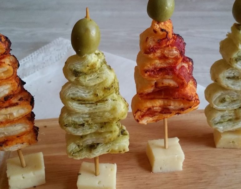 Antipasti Di Natale Fatti Ad Albero.Alberelli Segnaposto Di Pasta Sfoglia E Prosciutto L Idea Per La Tavola Di Natale Bellissima E Buonissima Pronti In 10 Minuti Piu Donna