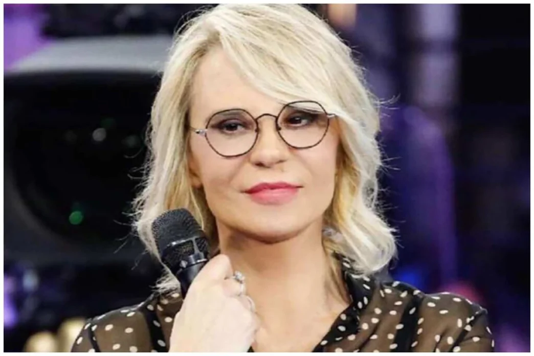 Maria De filippi fotografata mentre bacia un uomo