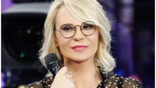 Maria De filippi fotografata mentre bacia un uomo