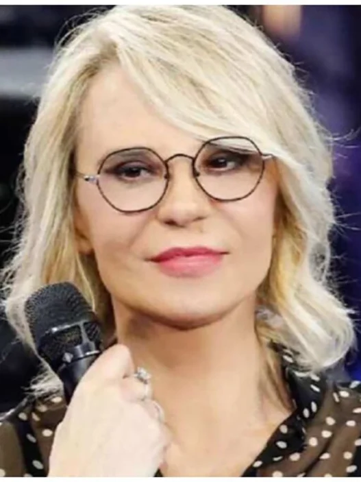 Maria De filippi fotografata mentre bacia un uomo