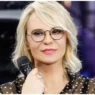 Maria De filippi fotografata mentre bacia un uomo