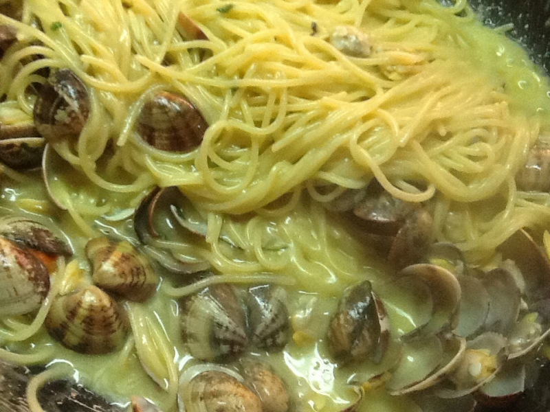 spaghetti a vongole cremosi