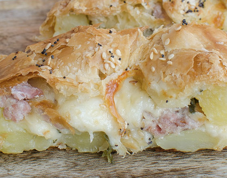 Torta di patate, salsiccia e provola: un rustico per cena ...