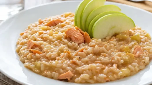 Piatto cremoso con salmone e mele