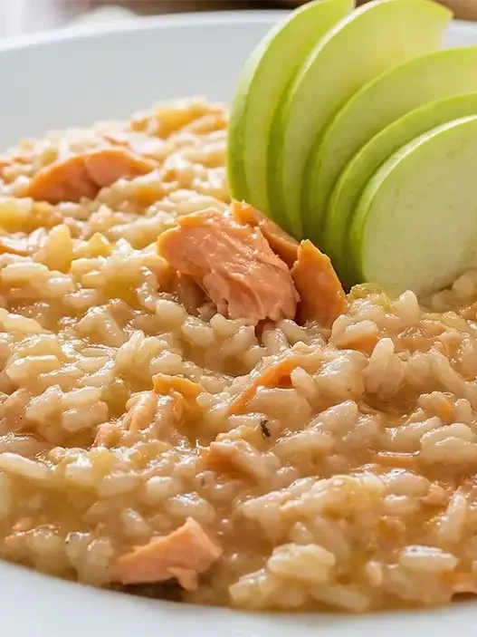 Piatto cremoso con salmone e mele