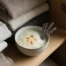 Ciotola di riso bianco con olio essenziale e fiori di lavanda dentro un armadio