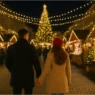 Coppia che passeggia tra i mercatini di Natale durante il weekend dell’Immacolata