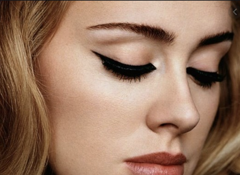 Come Fare Una Linea Di Eye Liner Perfetta Il Trucco Del Make Up Artist Di Adele Aiutatevi Con Un Cotton Fioc Piu Donna