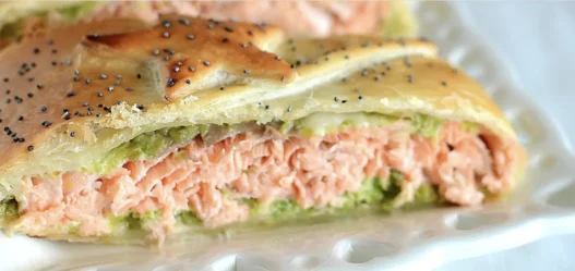 Un piatto unico che si prepara con pochi ingredienti. Fatto con un salmone succosissimo e zucchine