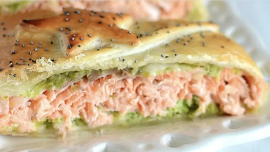 Un piatto unico che si prepara con pochi ingredienti. Fatto con un salmone succosissimo e zucchine