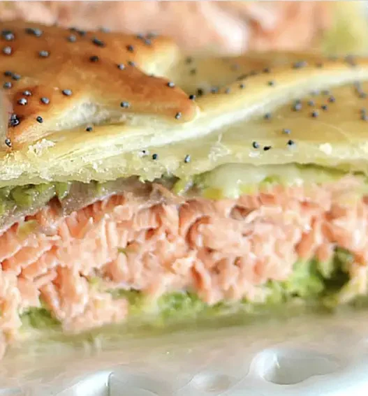 Un piatto unico che si prepara con pochi ingredienti. Fatto con un salmone succosissimo e zucchine