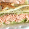Un piatto unico che si prepara con pochi ingredienti. Fatto con un salmone succosissimo e zucchine