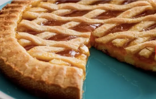 Pasta frolla friabile, marmellata dolcissima. Una crostata ideale sia a merenda che a colazione o come dolce dopo un pranzo o una cena