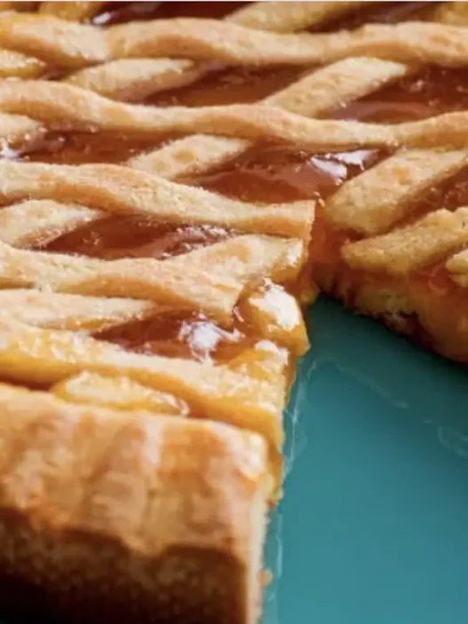 Pasta frolla friabile, marmellata dolcissima. Una crostata ideale sia a merenda che a colazione o come dolce dopo un pranzo o una cena