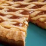 Pasta frolla friabile, marmellata dolcissima. Una crostata ideale sia a merenda che a colazione o come dolce dopo un pranzo o una cena