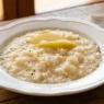 Piatto elegante di risotto cremoso alle pere e gorgonzola decorato con noci e pepe nero