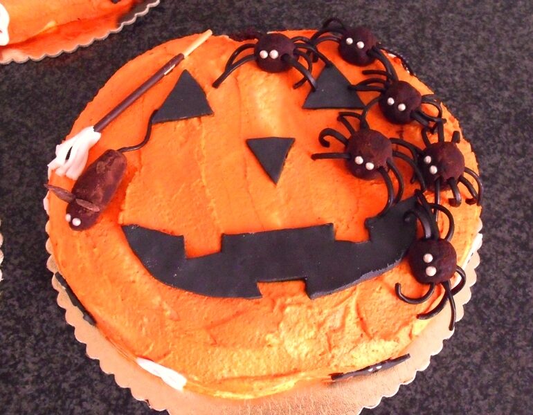 Torta Di Halloween Come Una Zucca Intagliata Decorata Con Dolcetti Della Festa Ecco Come Preparare Questa Simpatica Torta Piu Donna