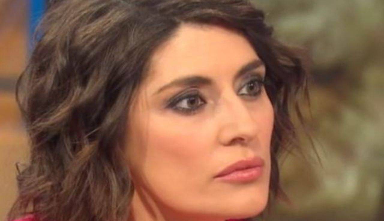 Mediaset Elisa-Isoardi-triste-resta-sola-in-studio-foto-