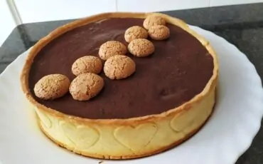 Crostata moderna al cioccolato e amaretti