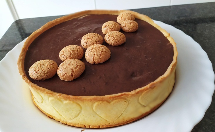 Crostata moderna al cioccolato e amaretti