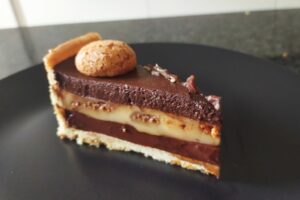 Crostata moderna al cioccolato e amaretti