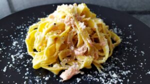 Tagliatelle al salmone fresco