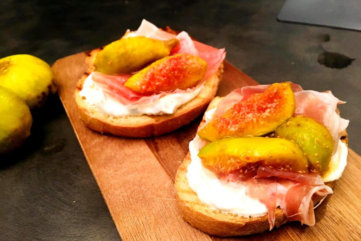 Crostoni con prosciutto crudo e fichi caramellati ecco come preparare