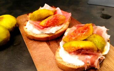 Crostoni con prosciutto crudo e fichi caramellati