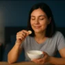Donna che prepara uno spuntino serale leggero e salutare