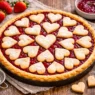 una crostata con dei cuori per decorare