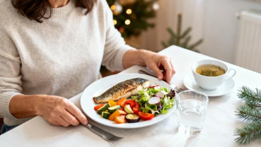 Donna italiana a tavola con dieta leggera prima di Natale: pesce grigliato, verdure e tisana in ambiente natalizio luminoso