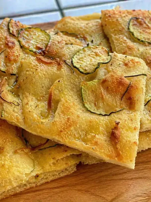 Una ricetta tutta lucana. Una focaccia croccante ideale in qualsiasi momento