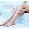 Donna che massaggia le gambe pesanti