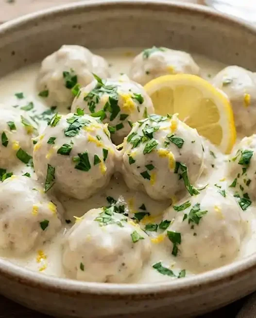 Polpette bianche cremose in salsa di latte e limone con prezzemolo fresco
