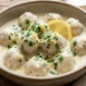 Polpette bianche cremose in salsa di latte e limone con prezzemolo fresco