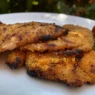 Una cotoletta panata in un piatto con verdure