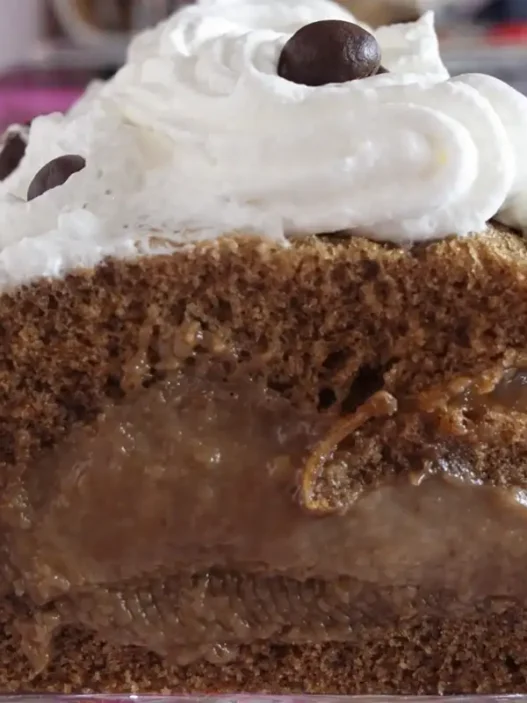 Rotolo di caffè con della panna montata e un chicco di caffè
