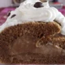 Rotolo di caffè con della panna montata e un chicco di caffè