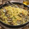 Una padella di spaghetti alle vongole
