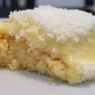 Una fetta di torta alla crema e granella di cocco