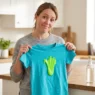 Maglietta sporca di slime verde neon, pronta per essere smacchiata con rimedi naturali.