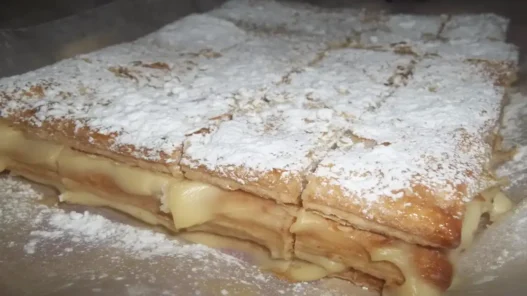 Una millefoglie con crema gialla e zucchero a velo