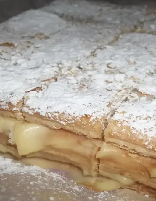Una millefoglie con crema gialla e zucchero a velo