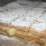 Una millefoglie con crema gialla e zucchero a velo