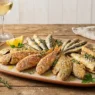 Un piatto di pesce fritto al forno