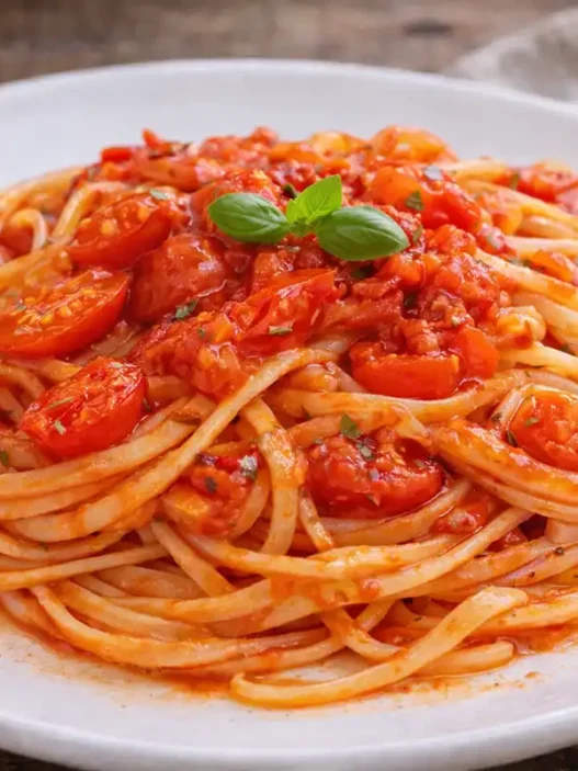 un piatto di spaghetti con lo spunzillo con basilico