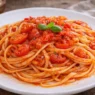 un piatto di spaghetti con lo spunzillo con basilico