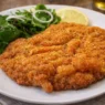 Una cotoletta con una panatura croccante