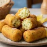 Un piatto di cazzilli siciliani su un piatto con sale e limone